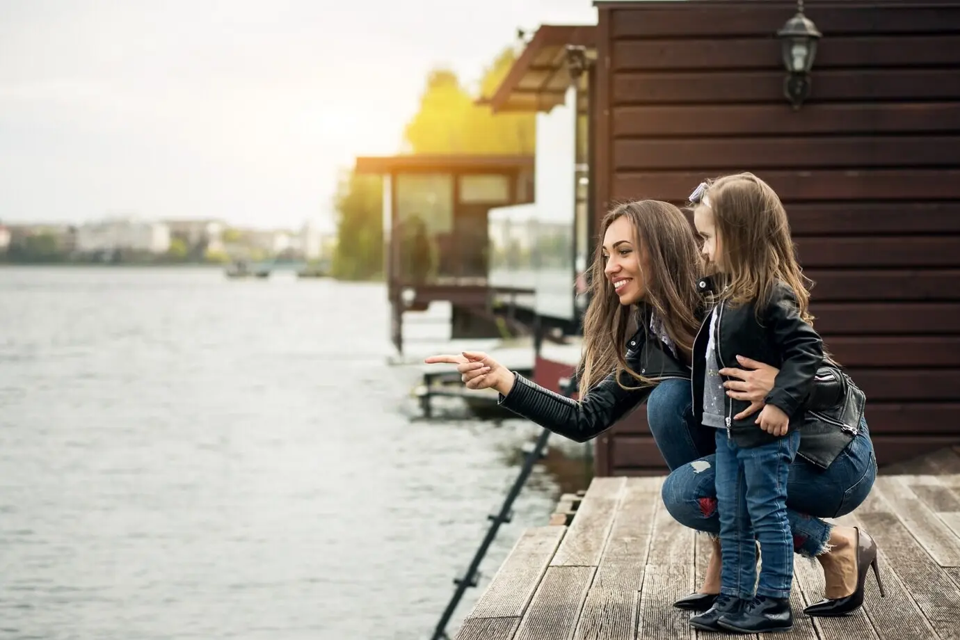 Eine indische Frau geht mit Kind und Familie.