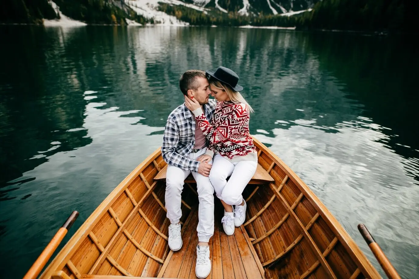 Niedliches, liebenswertes Paar am Strand
