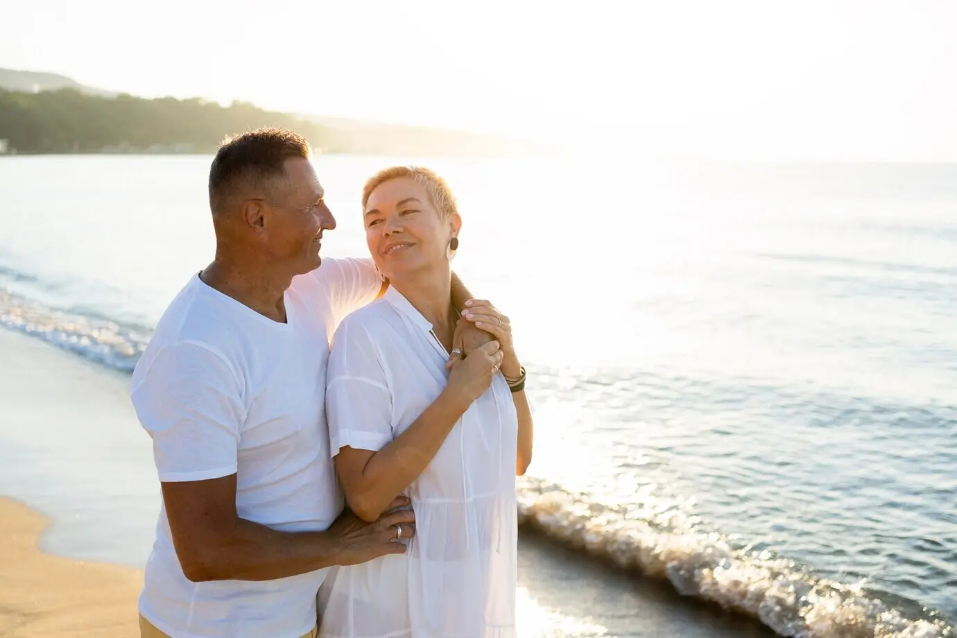 Seitenansicht eines Paares, das einander ansieht